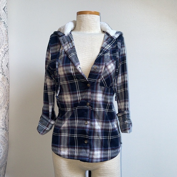 NWT Flannel women’s size small. Dark blue, maroon, white. Furry hood. - Picture 3 of 7